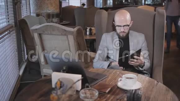 服务员将电子菜单或账单以内置智能手机平板电脑的形式带到餐厅视频的预览图