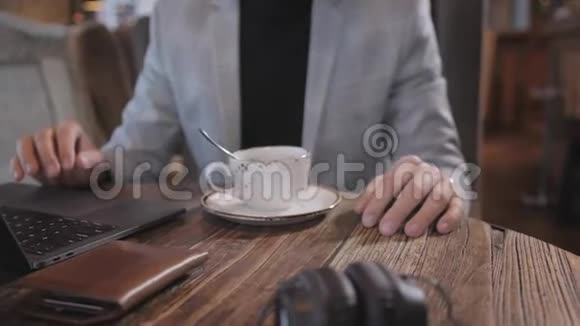 服务员将电子菜单或账单以内置智能手机平板电脑的形式带到餐厅视频的预览图