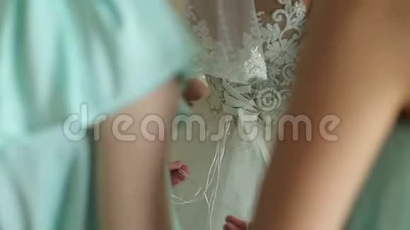 准备新娘伴娘在婚纱上系蝴蝶结视频的预览图