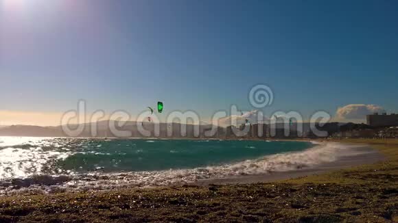 西班牙帕拉莫斯附近的科斯塔布拉瓦阳光明媚的日子里许多风筝冲浪者视频的预览图