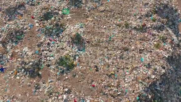 空中观景垃圾堆放在垃圾场消费主义家庭造成的环境污染视频的预览图