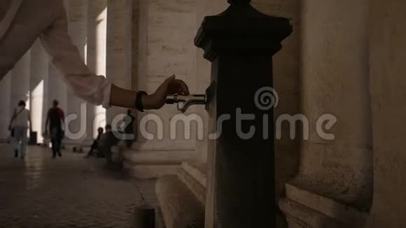少女在梵蒂冈的fontanella特写镜头中洗手视频的预览图