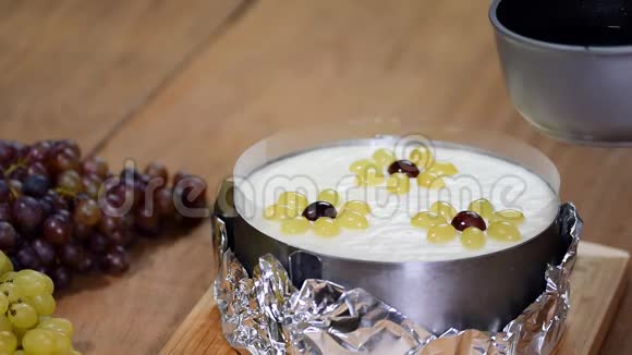 把果冻倒在蛋糕上用葡萄做慕斯蛋糕烹饪过程视频的预览图