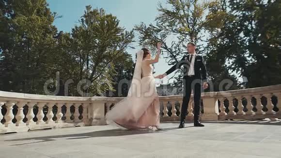 新婚夫妇跳他们的第一支舞视频的预览图