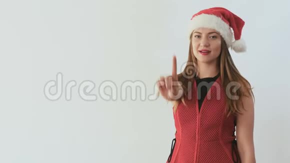 圣诞老人的帽子上戴着可爱的女孩白色背景的帽子上戴着5顶视频的预览图
