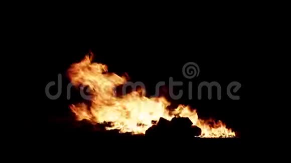 晚上在黑色背景高清上点燃一场大火视频的预览图