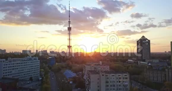 一个鸟瞰视频从无人机在4K到基辅电视塔和基辅电视中心在基辅市乌克兰儿童视频的预览图