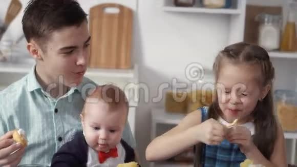 孩子们吃糖果视频的预览图
