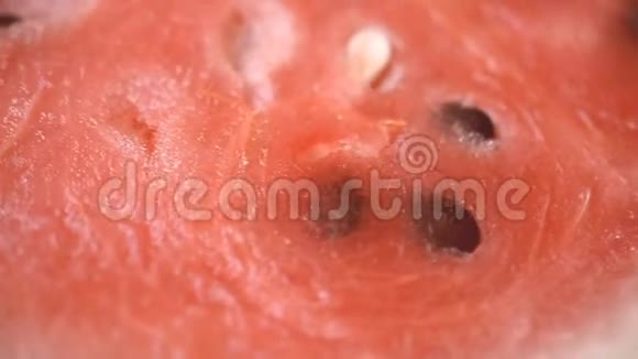 新鲜成熟西瓜的红色背景和质地慢动作视频的预览图