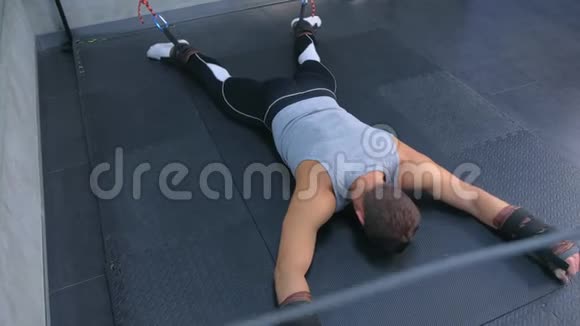 运动员训练在空中使用教练肌筋膜伸展在健身房视频的预览图