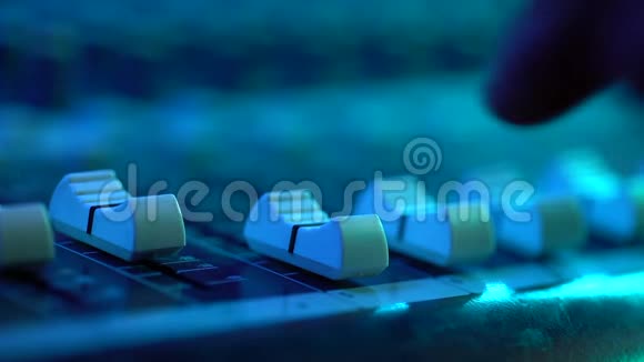 在音乐音乐会上音响工程师在调音台上与费德合作关闭视野五颜六色的霓虹灯视频的预览图