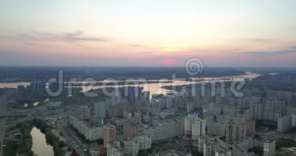 从无人驾驶飞机到DarnytsKyi区Dnieper河和基辅市的桥梁的空中全景视频视频的预览图