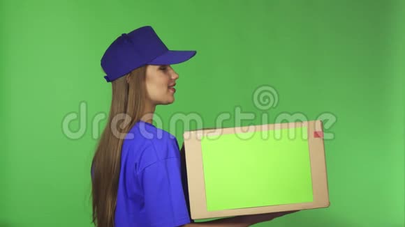 漂亮的送货服务女代理展示举着纸板箱的架子视频的预览图