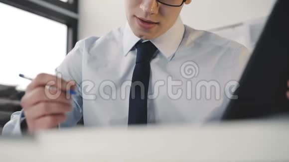 累了体贴的人在纸上写作在办公室里使用平板电脑4K视频的预览图
