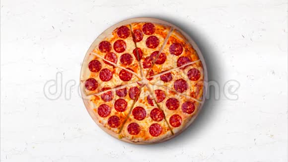 在白色大理石厨房桌子上播放意大利辣香肠披萨视频的预览图