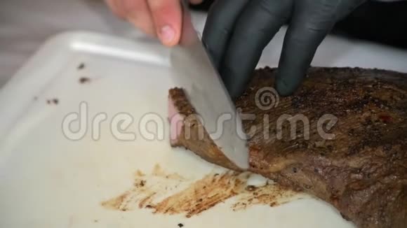 自助餐厨师切肉视频的预览图