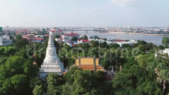 飞越柬埔寨的WatPhnom俯瞰城市视频的预览图