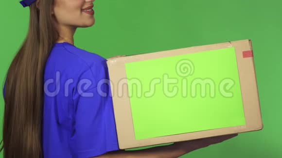 一个微笑的送货员拿着纸板箱的后视镜头视频的预览图