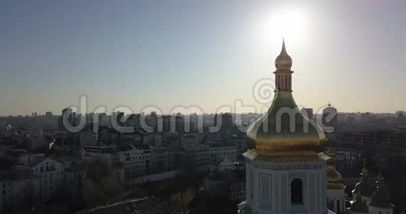 从4K无人机到圣索菲亚大教堂钟楼的金色穹顶的鸟瞰全景视频视频的预览图