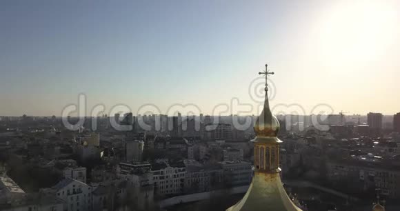 鸟瞰全景视频从4K的无人机到城市中圣索菲亚大教堂金色穹顶视频的预览图