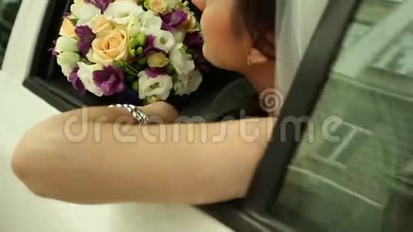 新娘在车里骑马婚礼日视频的预览图