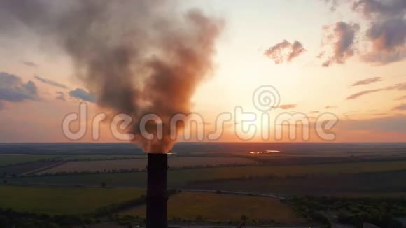 空中观景管道向天空扔烟工业工厂的空气污染视频的预览图