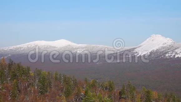 塔干那山岭峰覆盖着雪俄罗斯乌拉尔塔加奈国家公园冬季视频的预览图