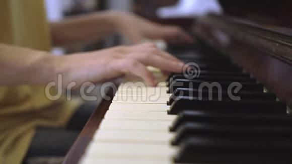 学生在学校弹钢琴视频的预览图
