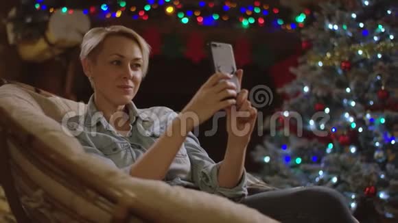 女人在圣诞节晚上自拍视频的预览图