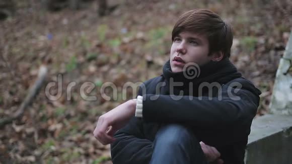 沮丧的年轻人独自在公园里哭泣对生活中的烦恼歇斯底里视频的预览图