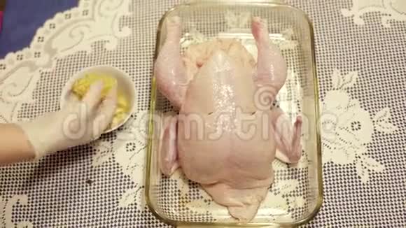 农夫家庭主妇准备一只鸡在烤箱里烤视频的预览图