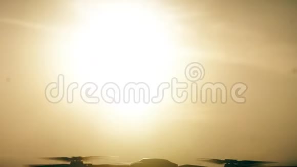 日落时分四架飞机的起飞特写镜头在阳光下飞走了视频的预览图
