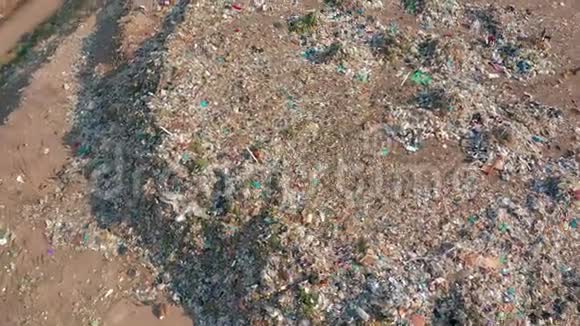 空中观景垃圾堆放在垃圾场消费主义家庭造成的环境污染视频的预览图