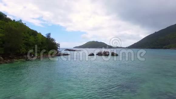 印度洋海湾和岩石的鸟瞰图塞舌尔拉努伊港1视频的预览图