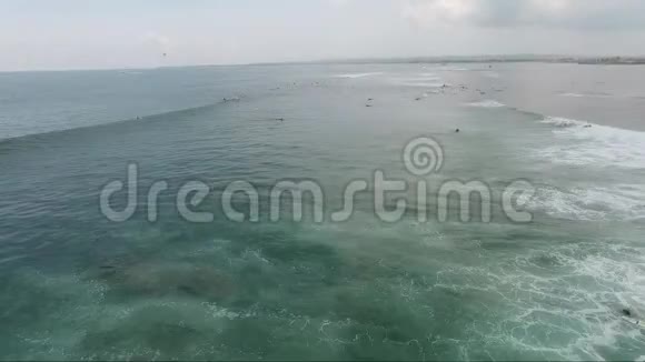 大海中的巨浪印度尼西亚巴厘岛的海浪空中观景视频的预览图