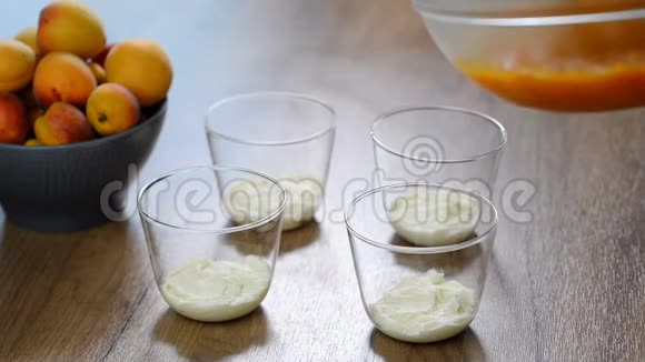 在杯子里做杏子甜点视频的预览图