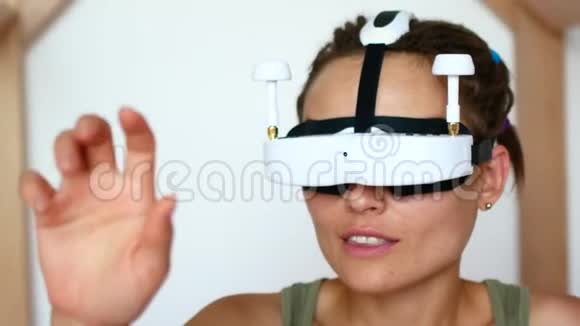 未来就是现在漂亮的年轻女性戴着虚拟现实眼镜玩游戏美丽的女人用现代的虚拟触摸视频的预览图