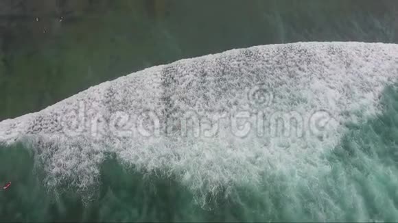 飞越海洋的飞行海浪的空中拍摄视频的预览图