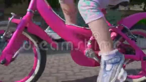 一个骑着粉色自行车的女孩视频的预览图