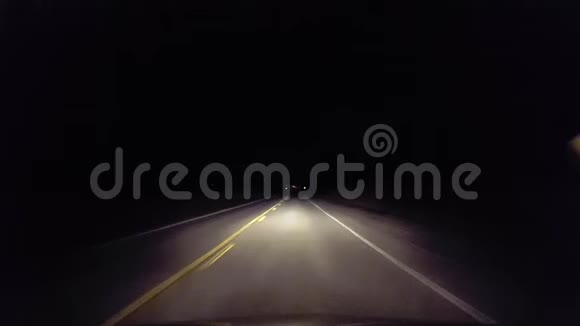 夜间驾驶农村公路进入城市从乡村进入城市灯光的司机视角视频的预览图