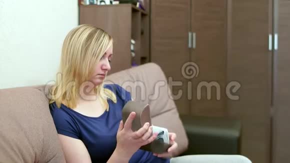 一个女人在家里自己测量血压一个血压监视器视频的预览图