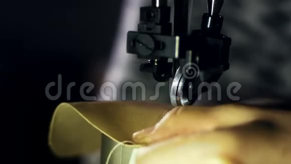 皮革缝纫机紧密手工缝制皮革材料视频的预览图