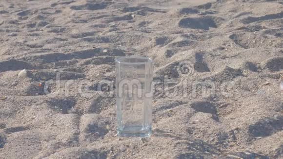 玻璃站在沙子中间装满了新鲜的饮用水视频的预览图