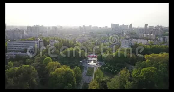 鸟瞰全景视频从4K无人机到植物园祖国纪念碑第聂伯河视频的预览图