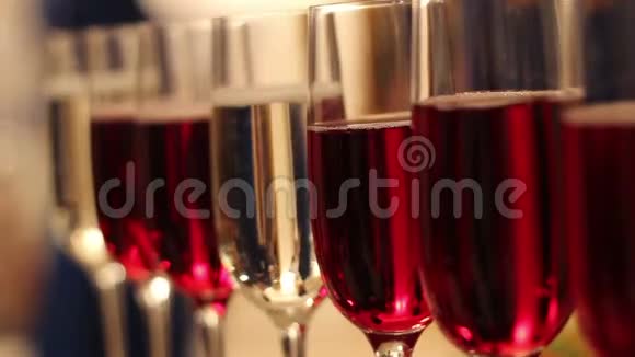 自助餐桌上摆着酒杯酒和香槟酒杯中放着红酒香槟视频的预览图