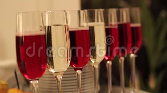 自助餐桌上摆着酒杯酒和香槟酒杯中放着红酒香槟视频的预览图