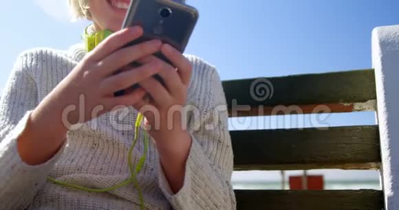 在海滩4k使用手机的少女视频的预览图