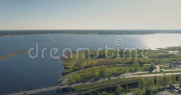 高尔夫球场无人机飞行4k湖桥景观夏季以上生活方式美丽视频的预览图