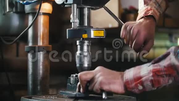 铁匠在工作时用电钻机在烟雾飞金属刨花视频的预览图