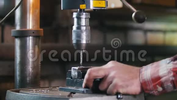 铁匠在工作与电钻机金属刨花静态射击视频的预览图